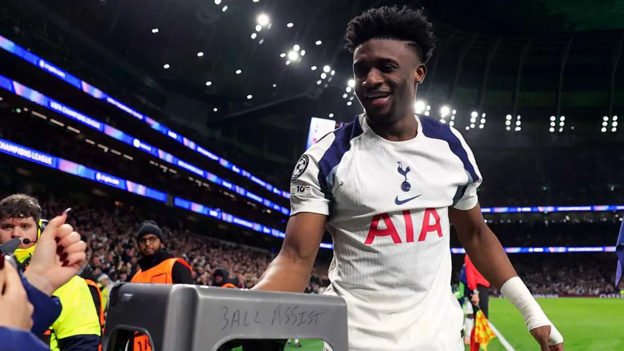 Mohammed Kudus com a camisa do Tottenham e Daniel Podence com a camisa do Olympiakos em lances de ataque na Champions League 2025/26