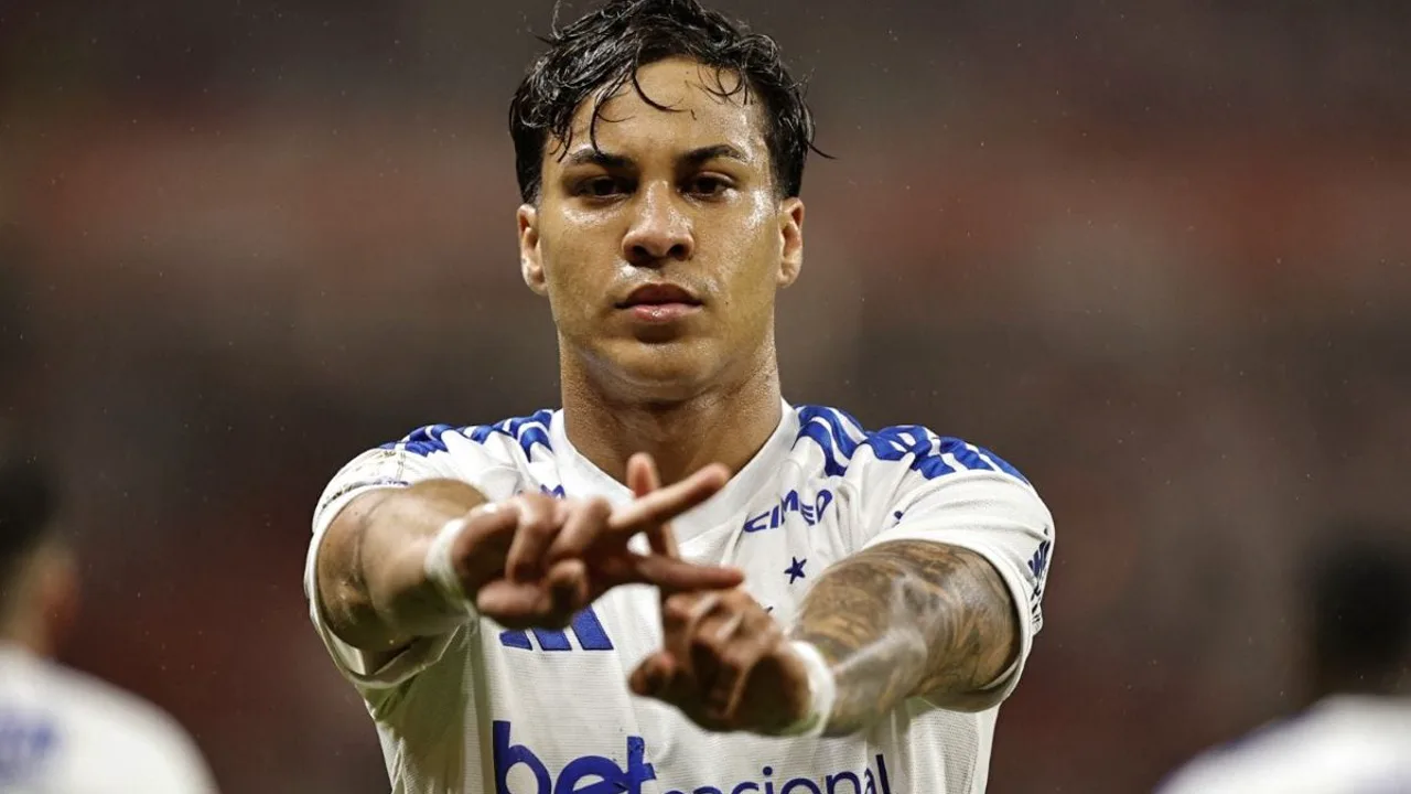 Matheus Pereira com a camisa do Cruzeiro e Jae-sung Lee com a do RB Bragantino em campo no Brasileirão 2026