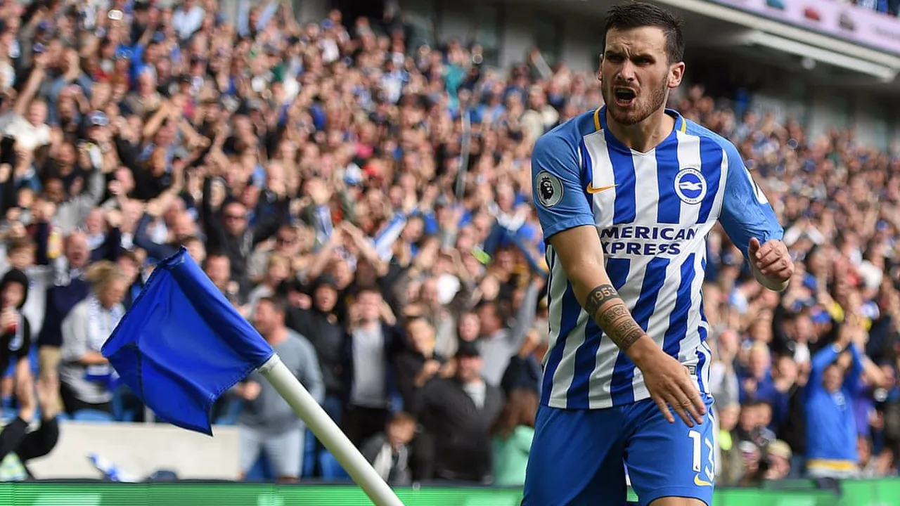 Pascal Groß com a camisa do Brighton e Casemiro com a do Manchester United em lances pela Premier League 2025/26