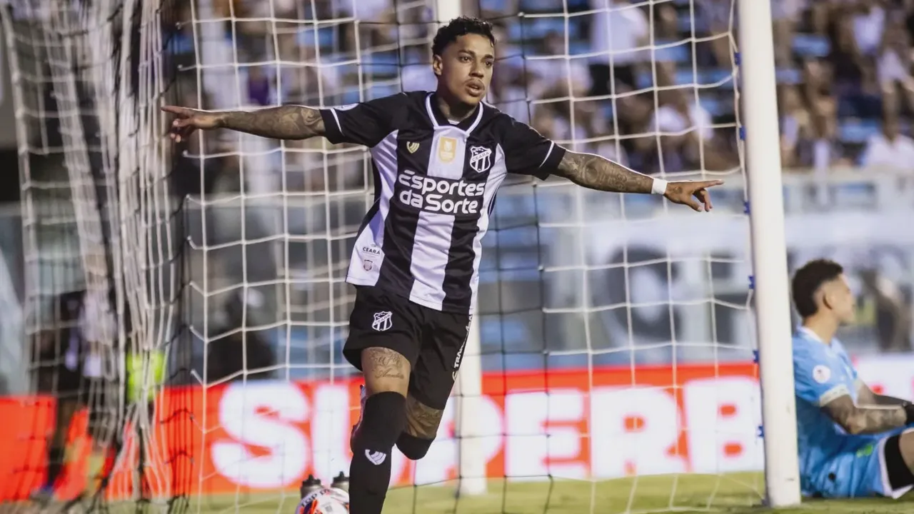 Matheusinho, meia do Ceará, com a camisa 98 em partida do Brasileirão Série A de 2026