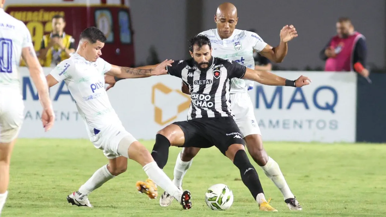Saimon, zagueiro do Botafogo PB, em ação defensiva durante partida da Copa do Nordeste 2026