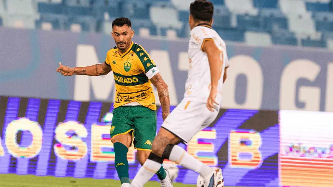 Raul, meia do Cuiabá, com a camisa 30 durante partida do Brasileirão Série A 2026