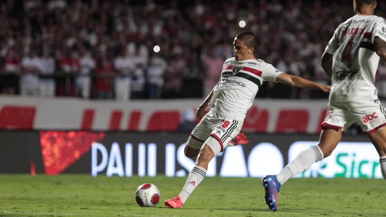 Pablo Maia, volante do São Paulo, com a camisa 29 em partida do Brasileirão Série A 2026