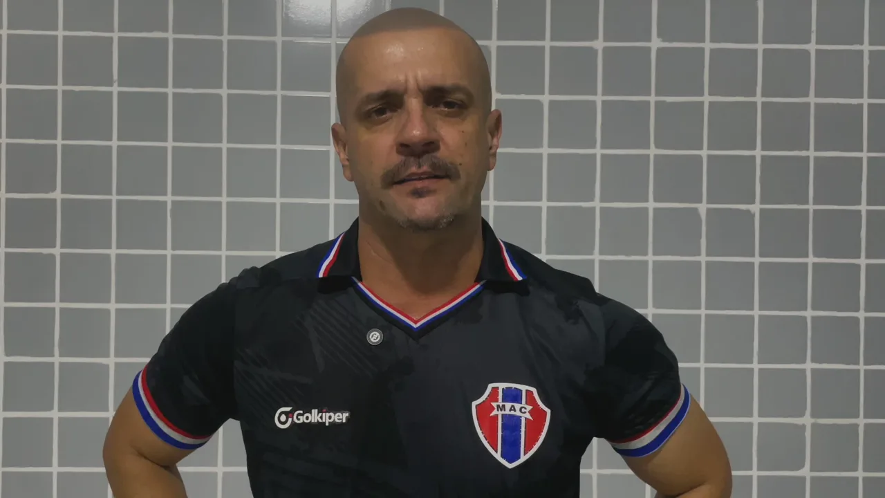 Jerson Testoni, treinador do Maranhão, na beira do campo durante a Copa do Nordeste 2026