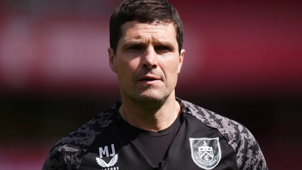 Michael Jackson, treinador do Burnley, observa o jogo na beira do campo durante partida da Premier League