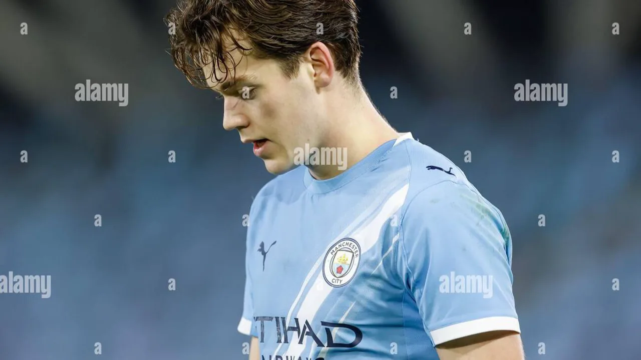Sverre Halseth Nypan com a camisa do Manchester City e Dejan Kulusevski com a do Tottenham em duelo pela Champions League