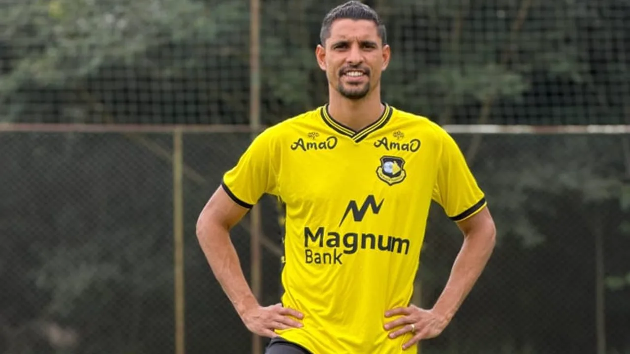 Daniel Amorim, atacante do São Bernardo, em ação durante partida do Brasileirão Série B 2026