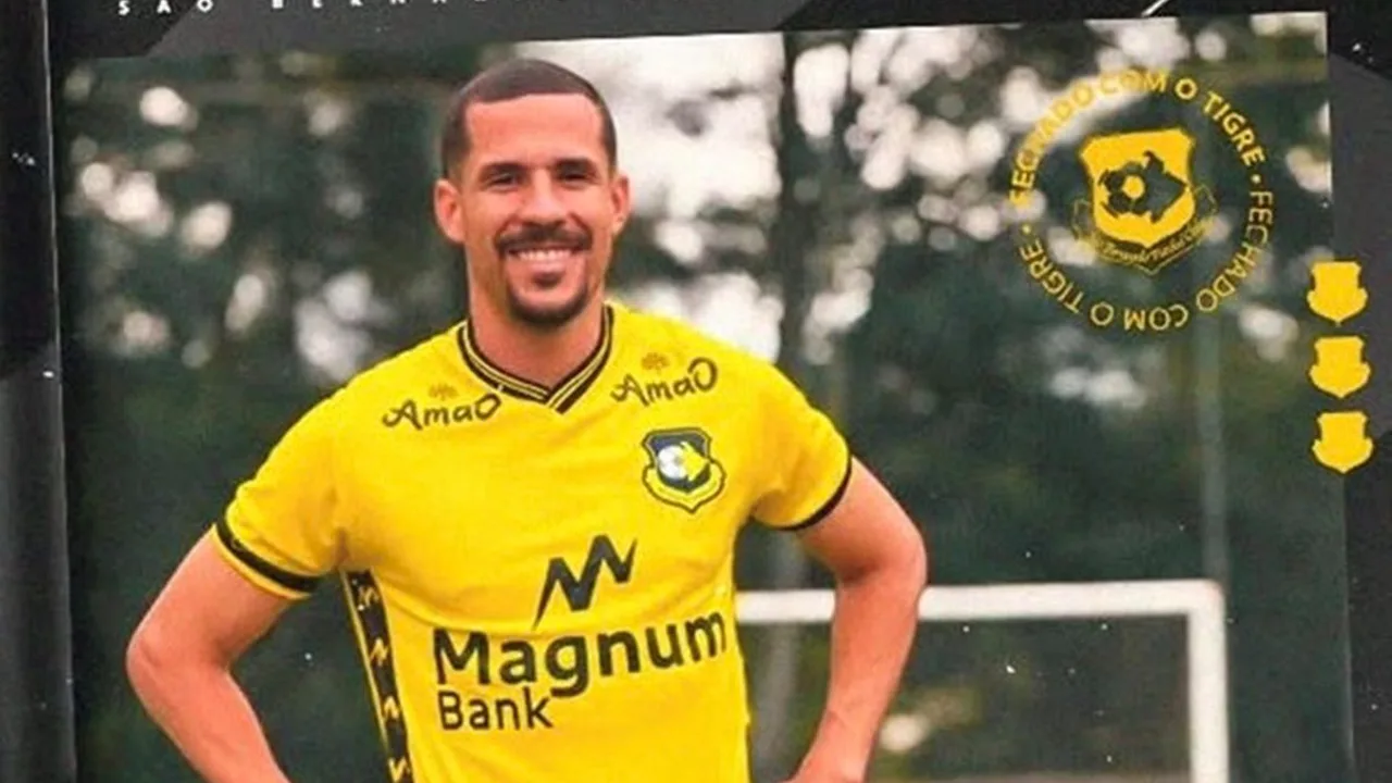 Mário Sérgio, zagueiro do São Bernardo, com a camisa 33 em campo pelo Brasileirão Série B 2026