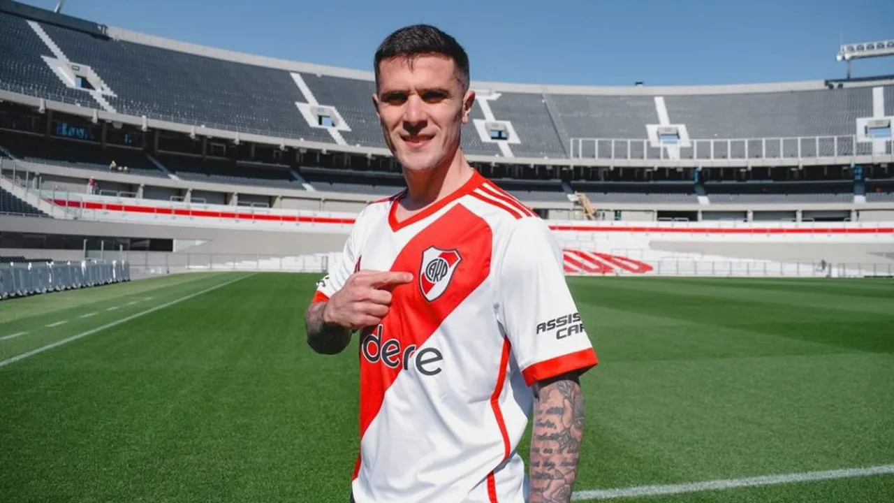 Fabricio Bustos, zagueiro do River Plate, de camisa 16, em ação durante partida da Copa Sudamericana