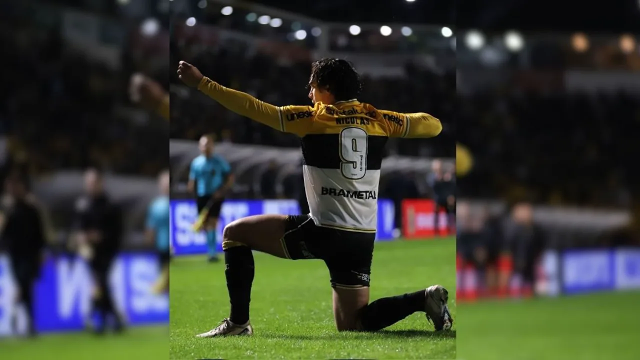 Nicolas, centroavante do Criciúma, camisa 9, em disputa de bola durante partida do Brasileirão Série A 2026