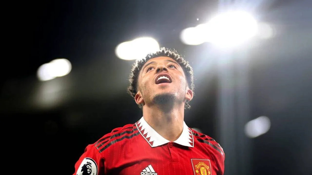 Jadon Sancho em ação pelo Manchester United na Premier League 2025/2026, driblando adversário