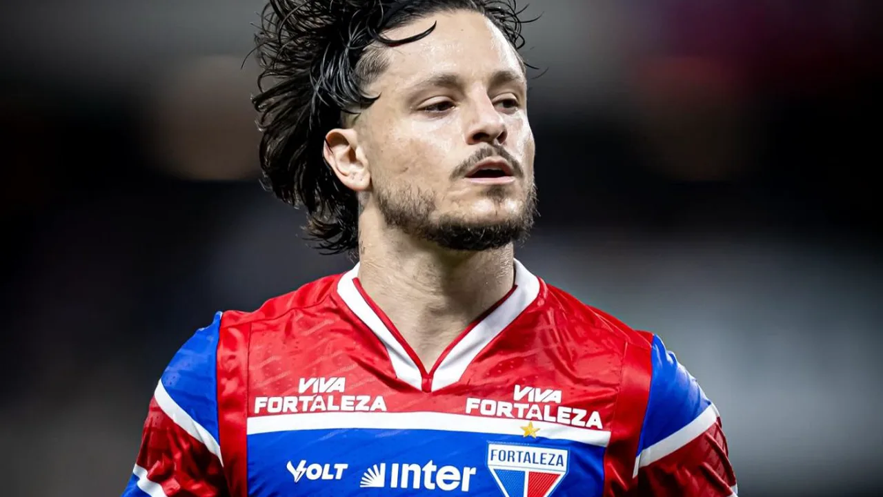 Lucas Crispim com a camisa 10 do Fortaleza conduzindo a bola no Brasileirão Série A 2026