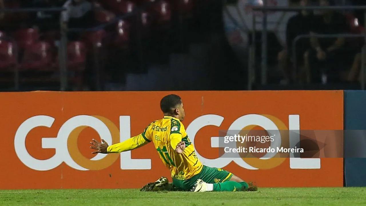 Eliel, atacante do Cuiabá de camisa 11, em ação durante partida do Brasileirão Série A 2026