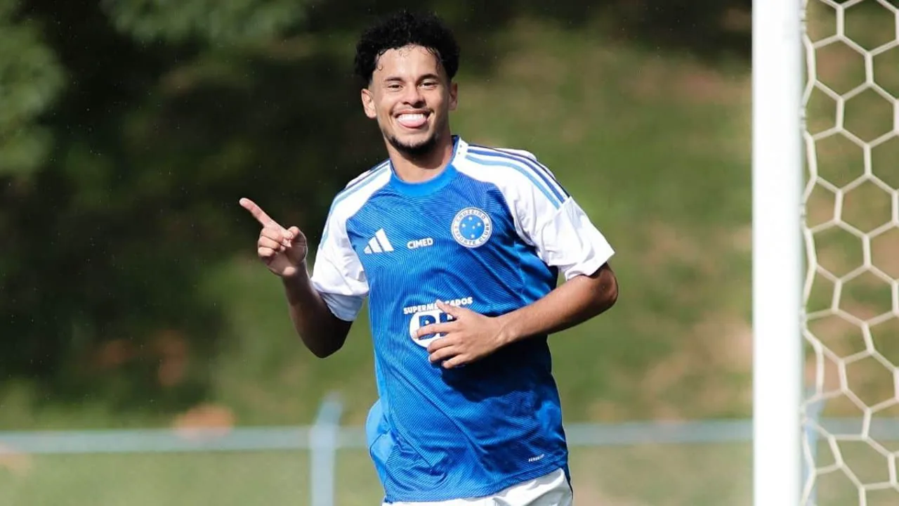 Jogadores do Cruzeiro comemoram gol no Estádio Governador Magalhães Pinto durante goleada sobre o Juventude em julho de 2025