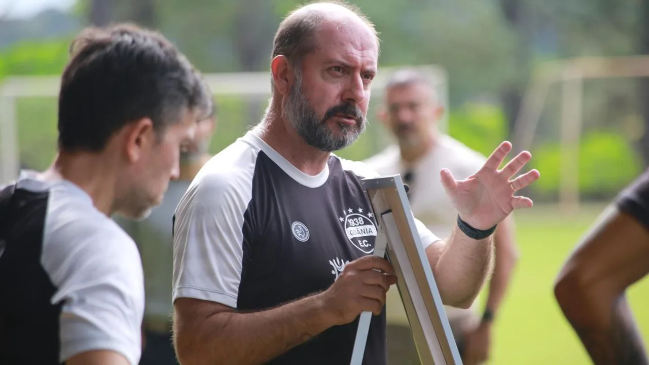 Marcelo Oliveira Chamusca, treinador do Itabaiana, observando o jogo durante a Copa do Nordeste 2026