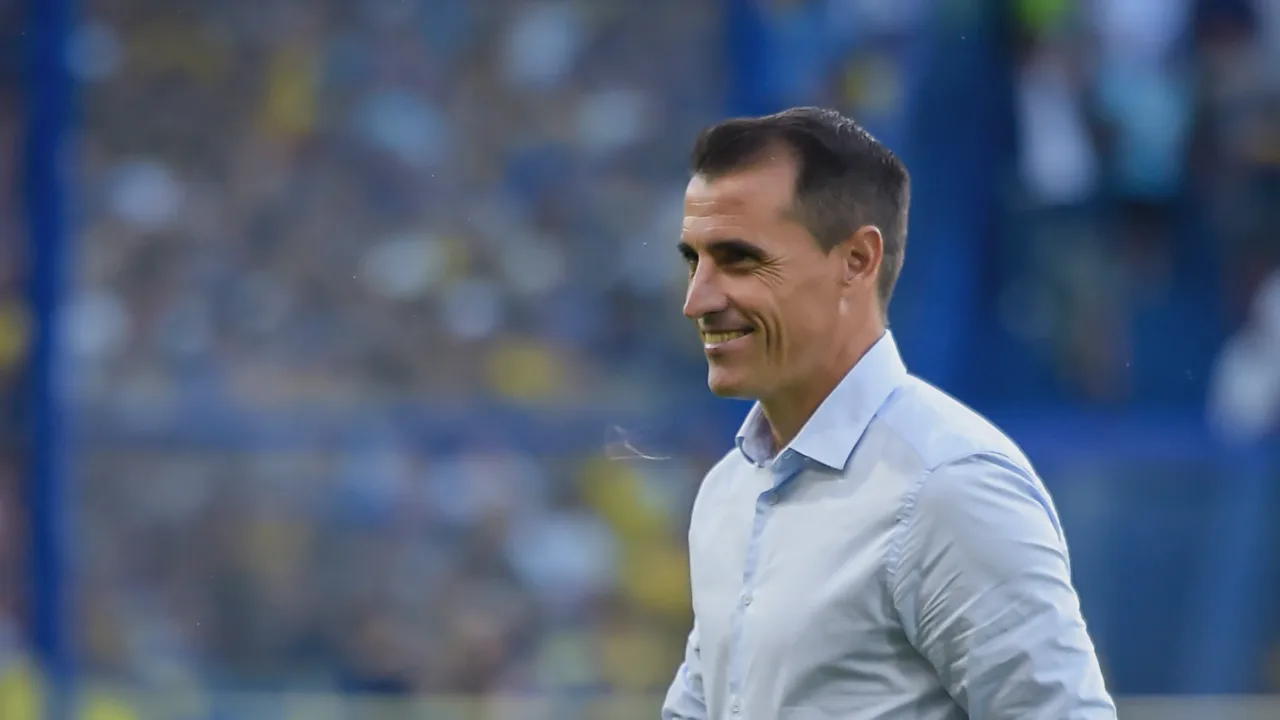 Guillermo Martin Farré, treinador argentino do Palestino, na beira do campo durante a Copa Sudamericana 2026