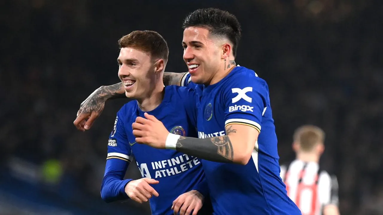 Enzo Fernández com a camisa do Chelsea e James Maddison com a camisa do Tottenham, lado a lado em campo na Champions League
