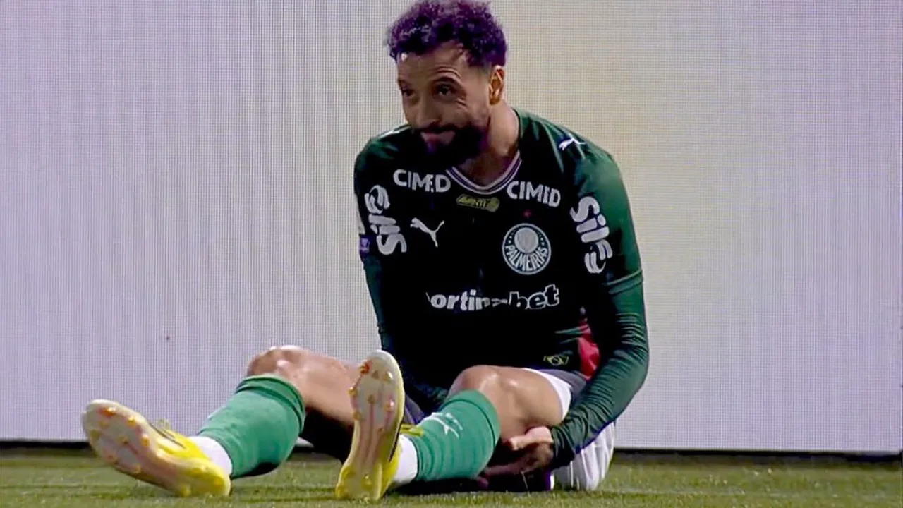 Felipe Anderson com a camisa do Palmeiras e Kevin Ramírez com a camisa da Chapecoense em lances do Brasileirão 2026