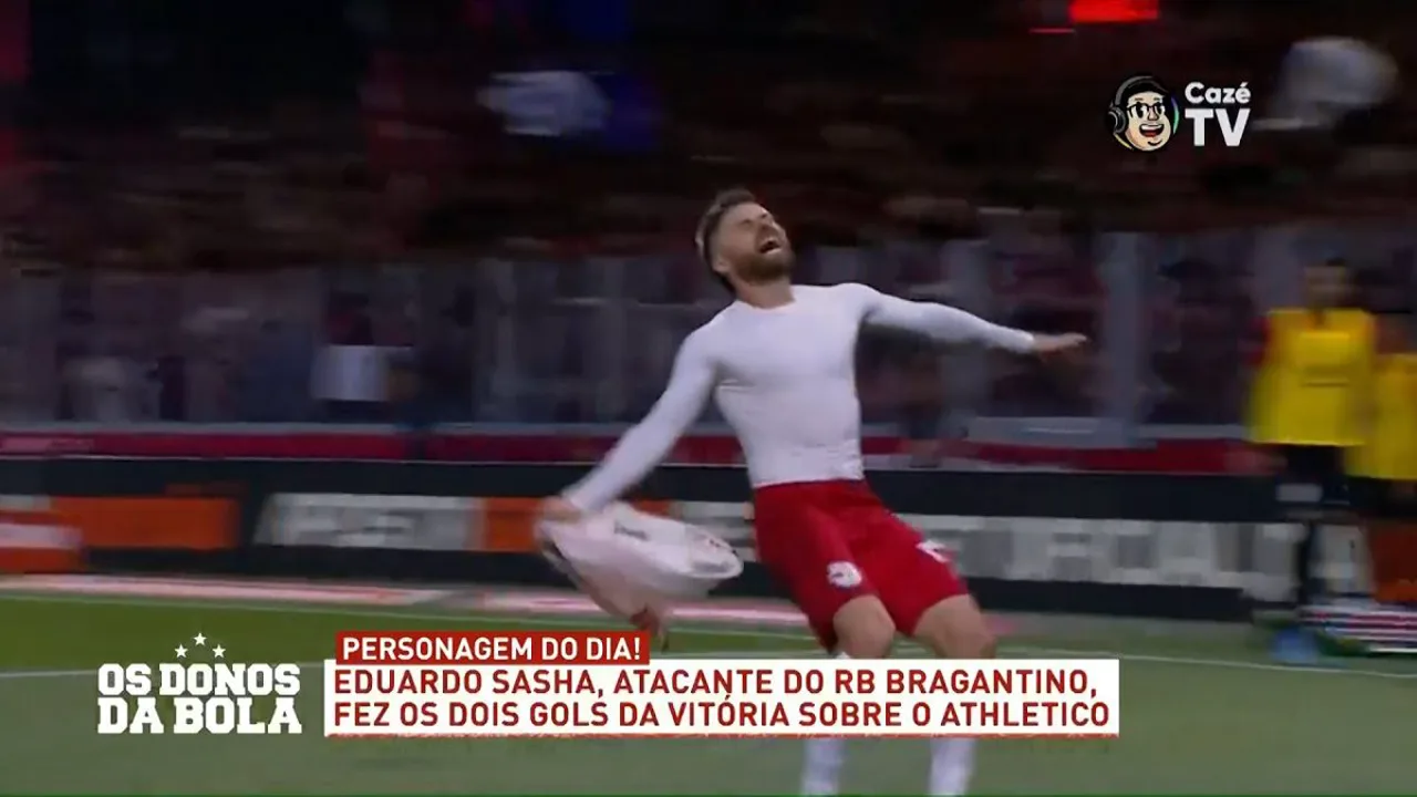 Eduardo Sasha com a camisa do Bragantino e Lucas González com a camisa do Nacional em lances da Copa Sudamericana 2026