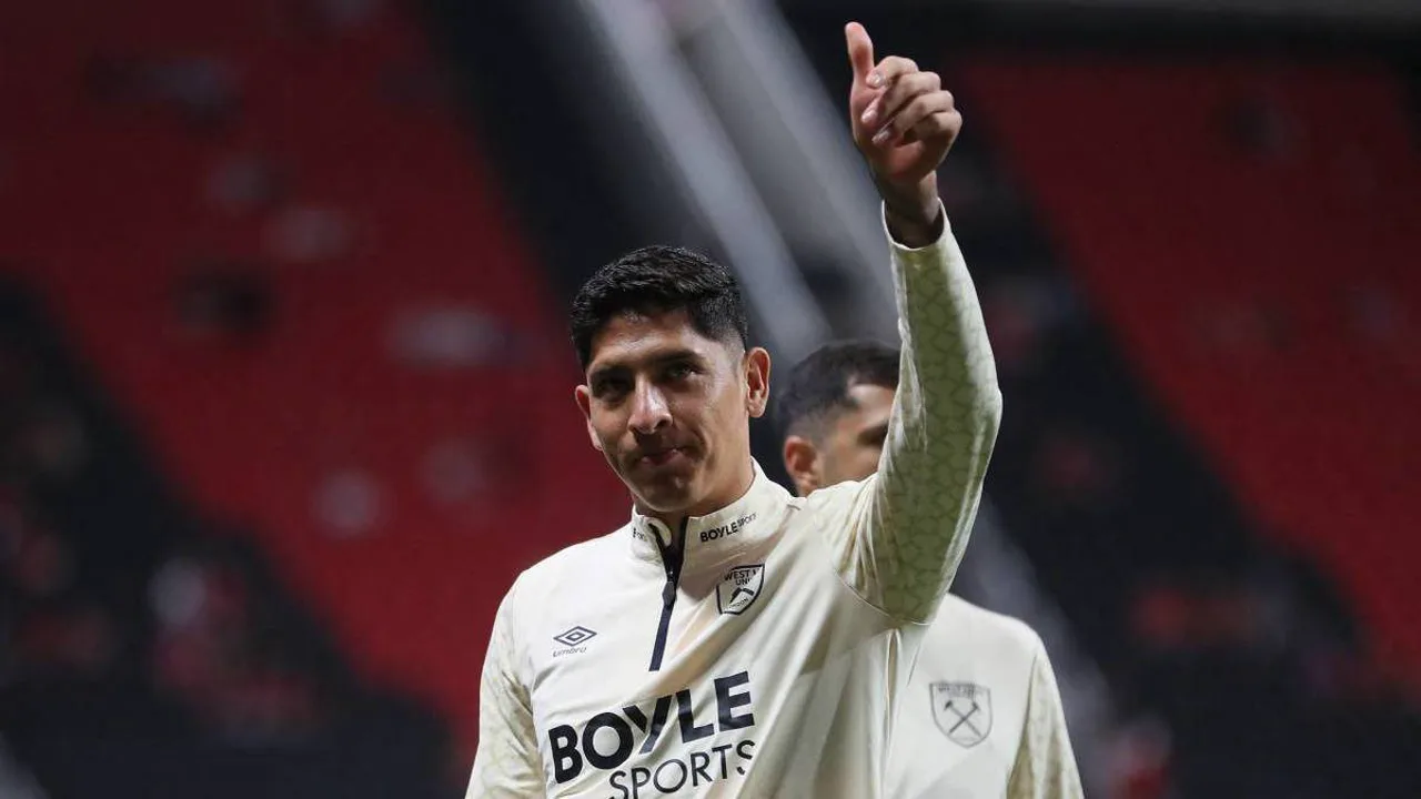 Edson Álvarez, volante mexicano do West Ham, em ação na Premier League 2025/2026