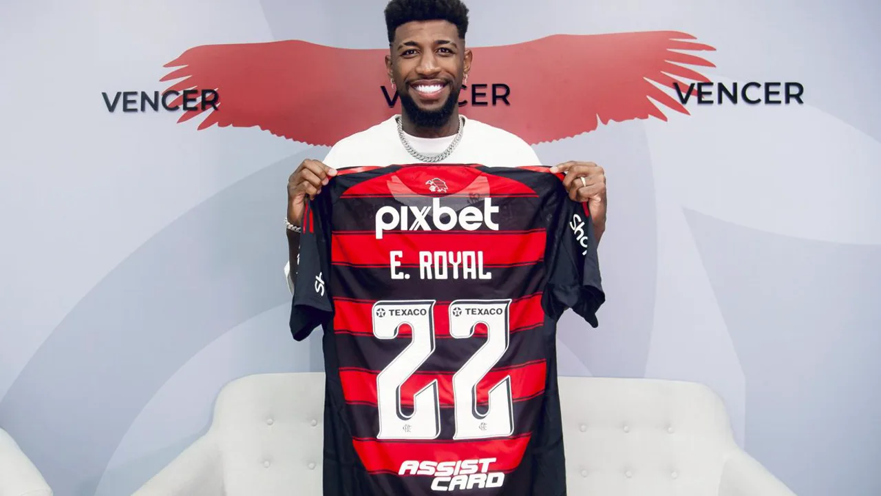 Emerson Royal com a camisa 22 do Flamengo em partida da Champions League 2025/2026