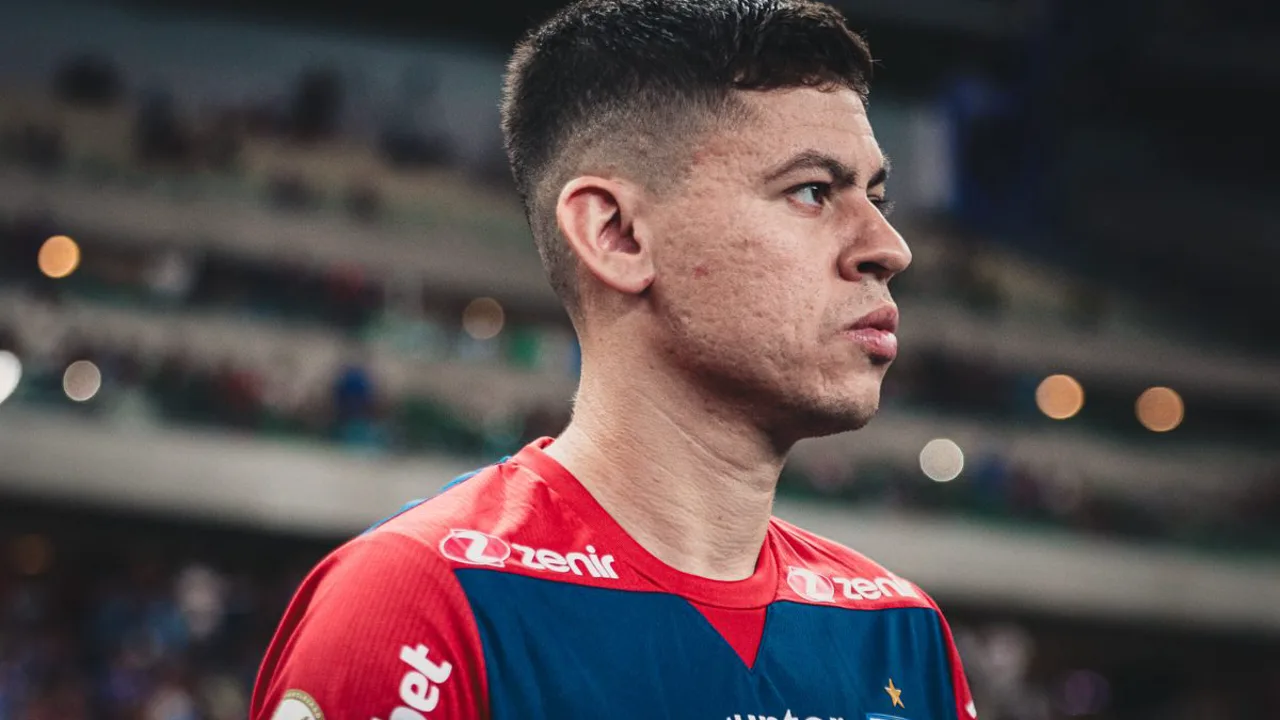 Matheus Rossetto, volante do Fortaleza, disputando bola no Brasileirão Série A 2026