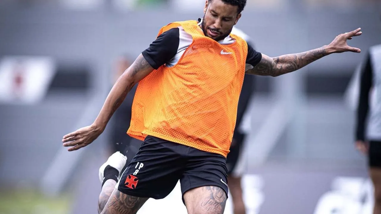 Jair, meia do Vasco da Gama, com a camisa 8 durante partida do Brasileirão Série A 2026