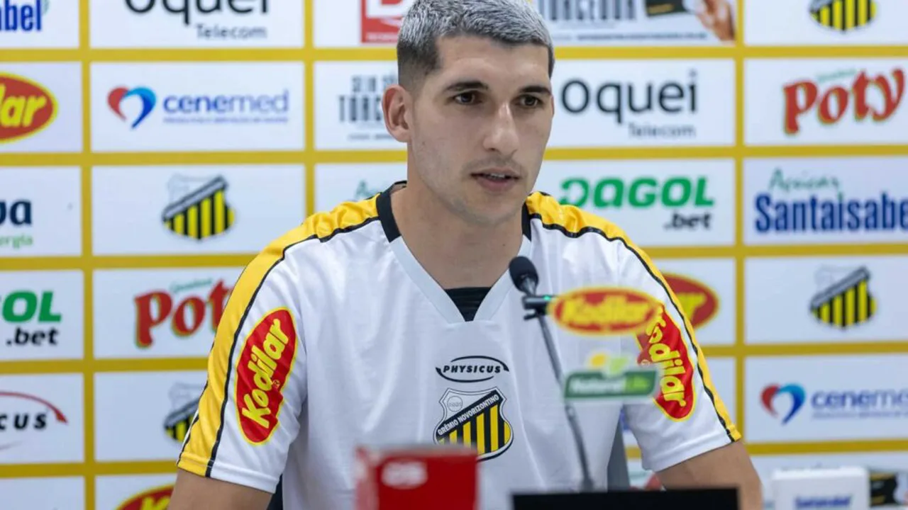 Matheus Bianqui, meia do Novorizontino, com a camisa 17 durante partida da Série A de 2026