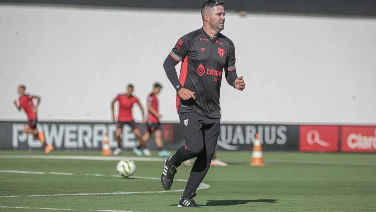 Leandro Vilela, meia do Atlético GO, em campo durante partida do Brasileirão Série B 2026