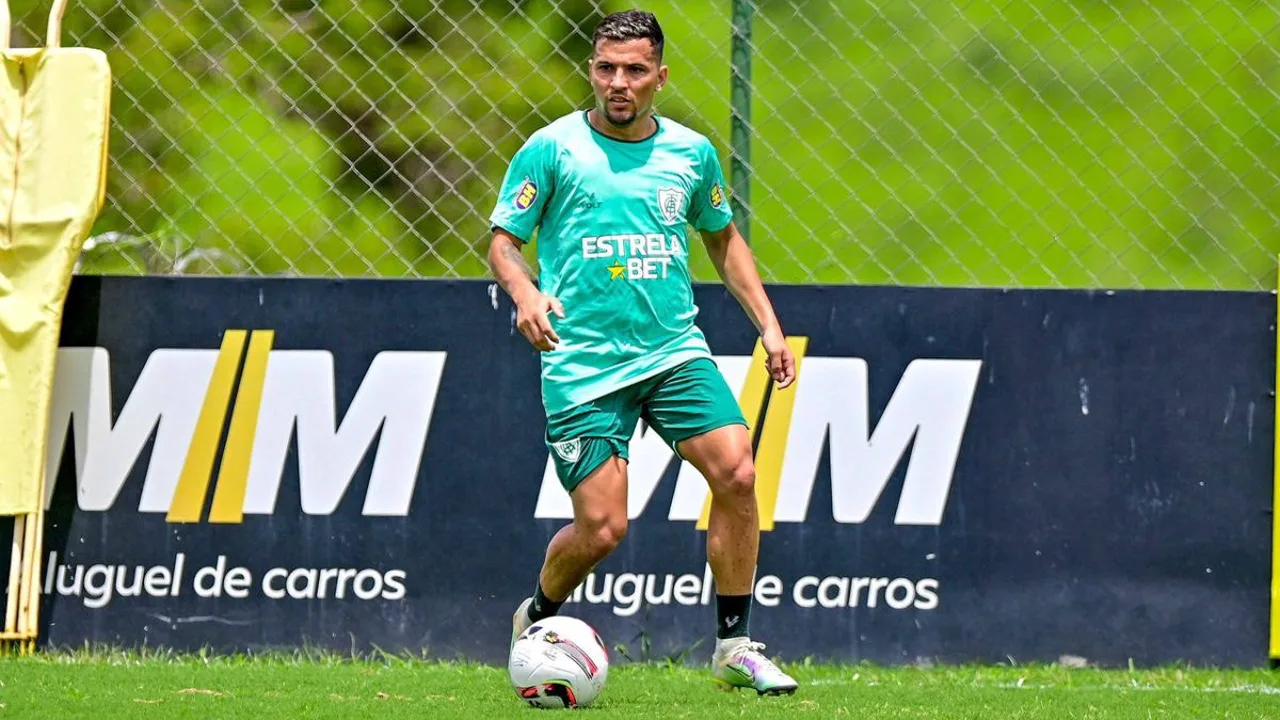 Dadá Belmonte, atacante do CRB, com a camisa 97 durante partida do Brasileirão Série A 2026