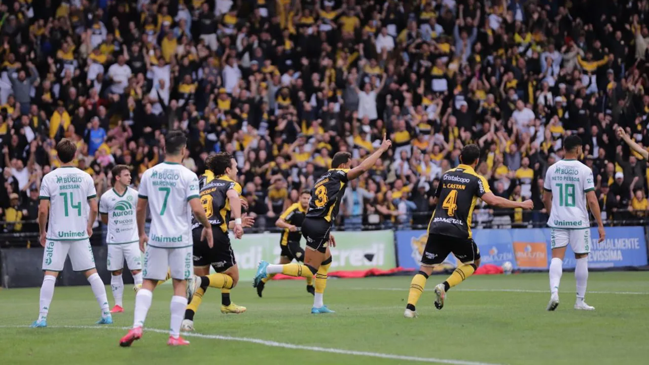 Jogadores de Criciúma e Náutico disputam bola no Estádio Heriberto Hülse pela Série B 2026