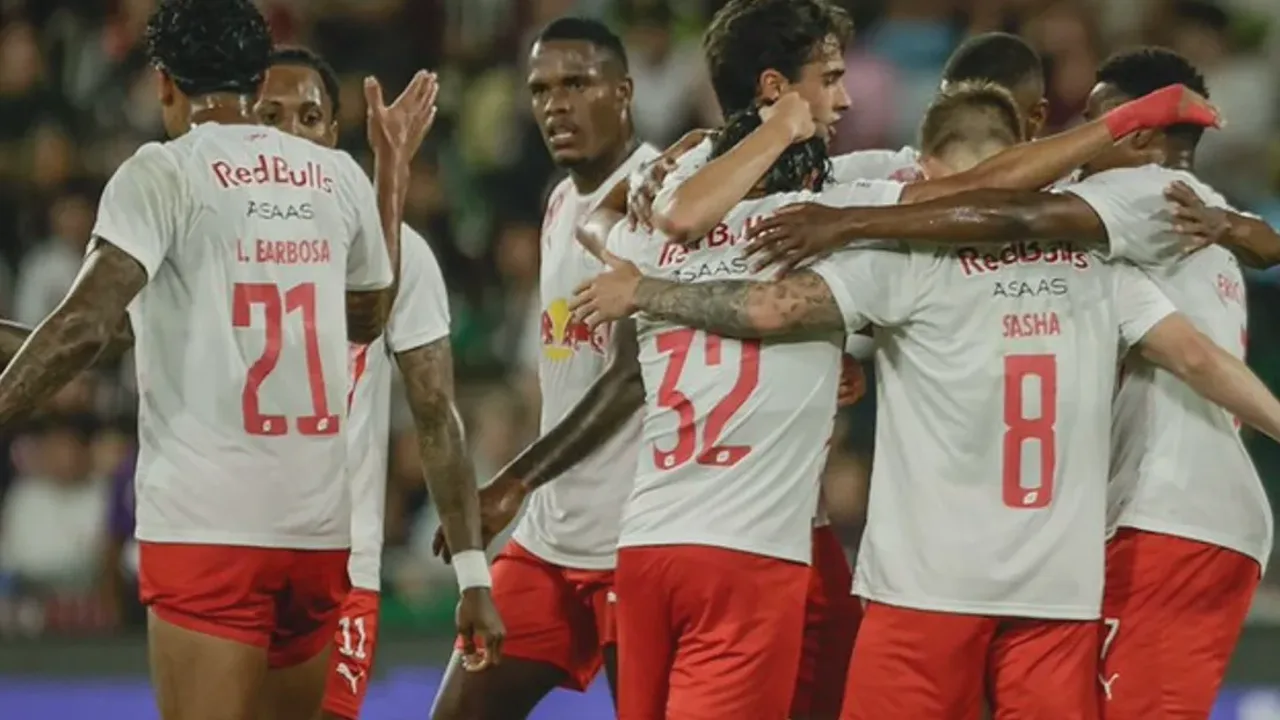 Jogadores de RB Bragantino e Coritiba disputam bola no gramado do Estádio Cícero de Souza Marques