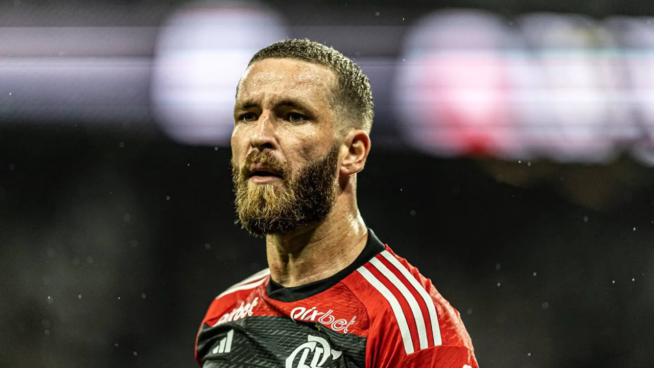 Léo Pereira comemora gol pelo Flamengo contra o São Paulo no Maracanã pelo Brasileirão 2026