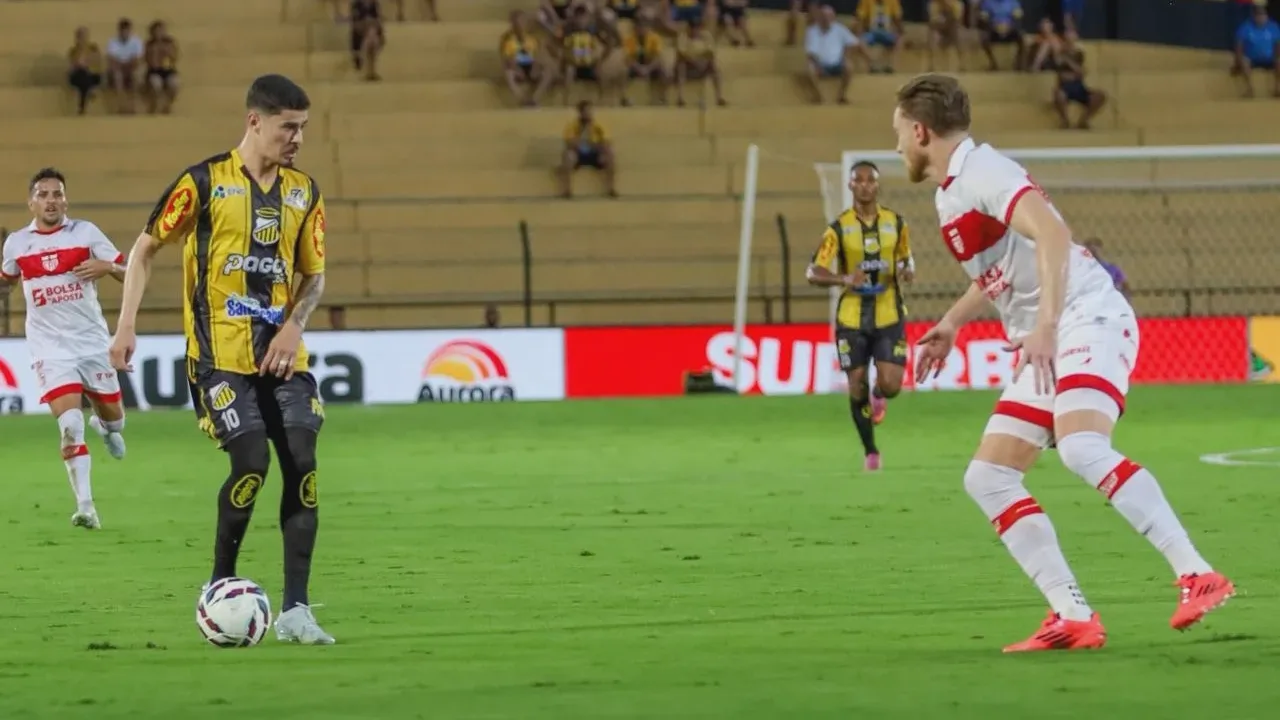 Torcida do CRB no Estádio Rei Pelé em Maceió durante a partida contra o Novorizontino pela Série B 2025