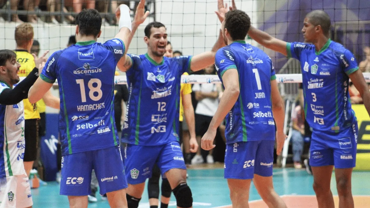 Jogadores de vôlei masculino disputam bola na rede durante partida da Superliga entre Guarulhos e Joinville em março de 2025