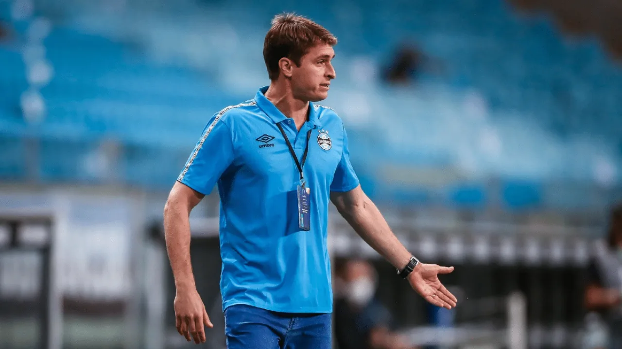 Thiago Gomes Pacheco, treinador do Confiança, orientando jogadores durante partida da Copa do Nordeste 2026