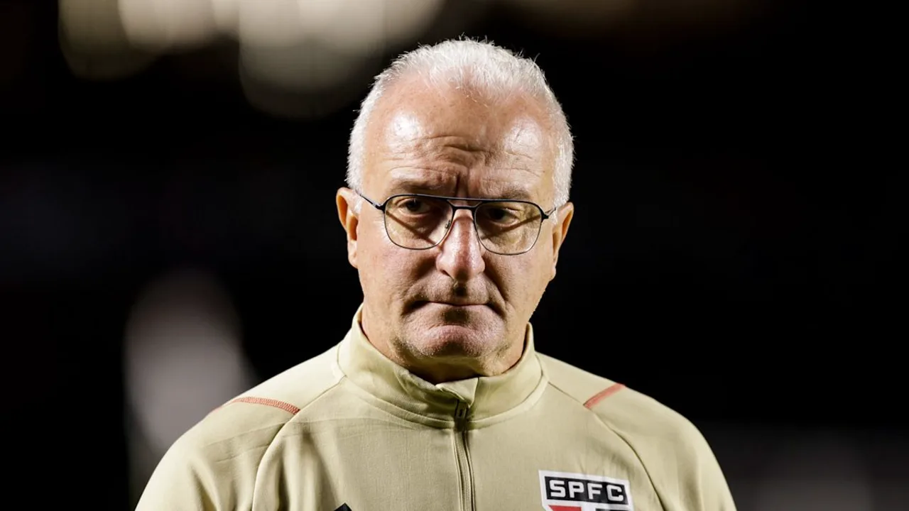 Dorival Júnior, treinador do São Paulo, observando o jogo na beira do campo no Brasileirão 2026