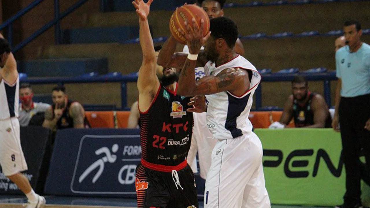 Quadra do Centro de Formação Olímpica em Fortaleza durante partida do NBB entre Cearense e Caxias do Sul em outubro de 2024