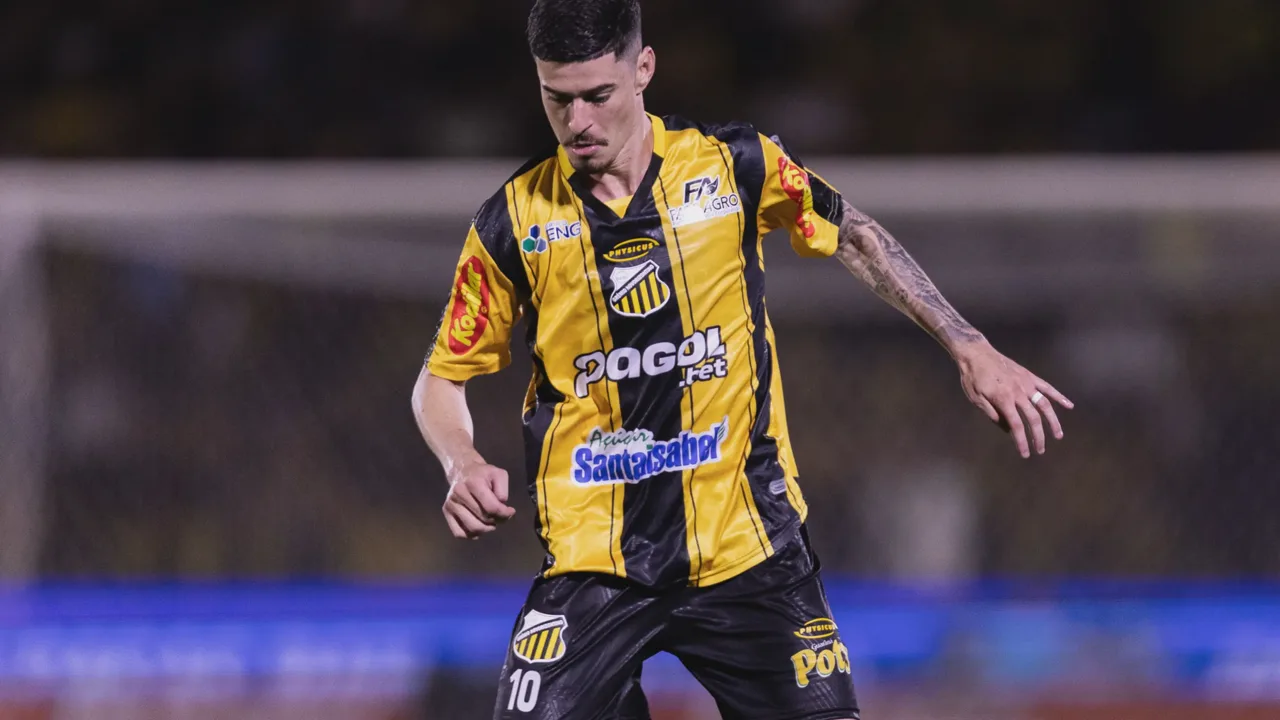 Romulo pelo Novorizontino e Giovanni Augusto pela Chapecoense em lances distintos do Brasileirão Série A 2026