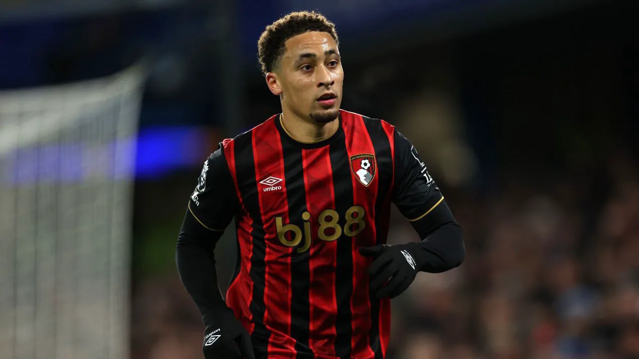 Marcus Tavernier pelo Bournemouth e Jacob Ramsey pelo Newcastle United em ação na Premier League 2025/2026