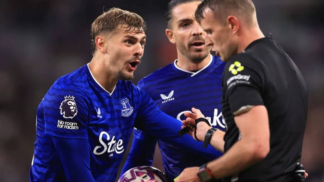 Kiernan Dewsbury-Hall com a camisa do Everton e Mason Mount com a camisa do Manchester United em jogos da Premier League