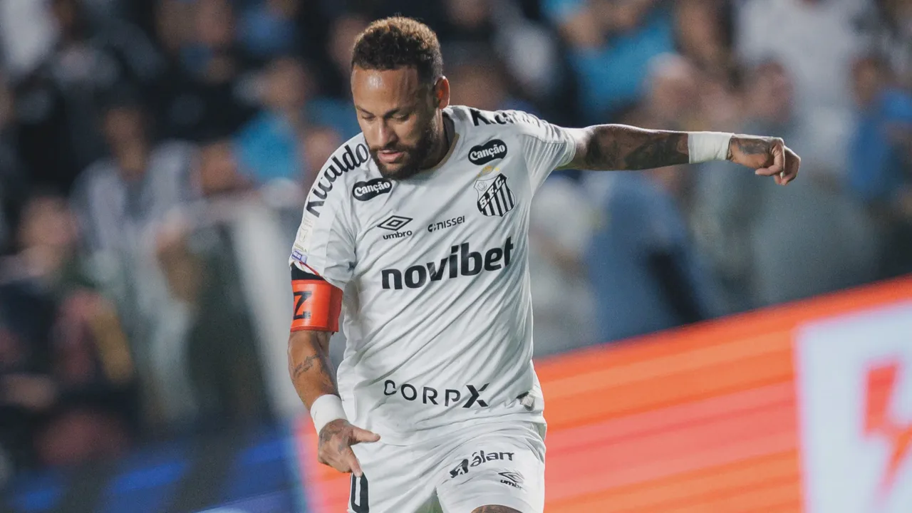 Neymar com a camisa do Santos e Haaland com a do Manchester City, lado a lado em montagem comparativa