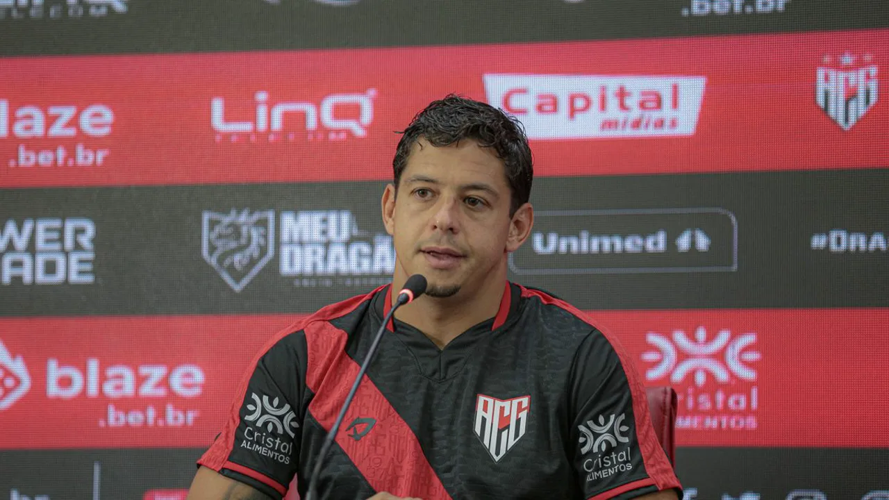 Guilherme Costa Marques, meia do Atlético GO, em campo durante partida da Série B de 2026