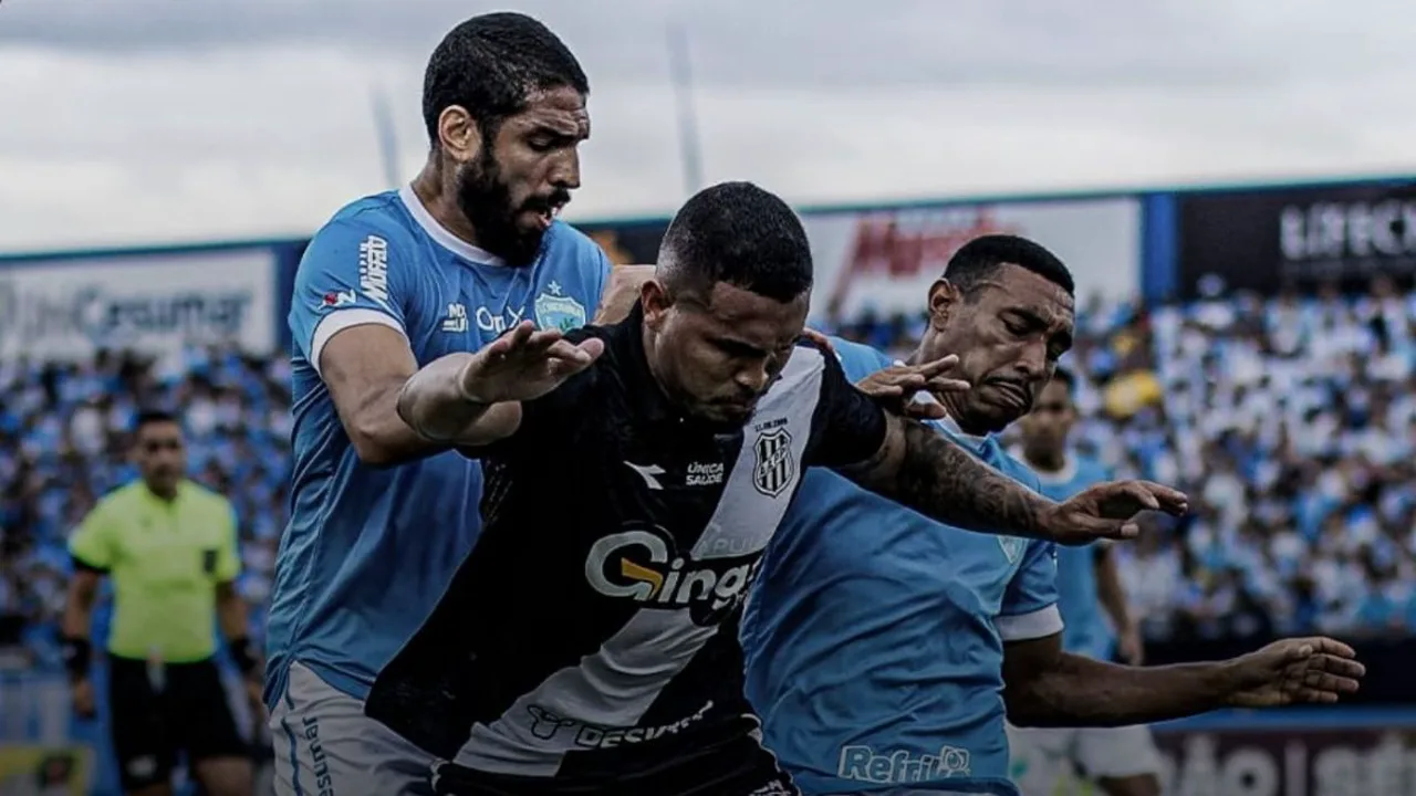 Leonardo da Silva Gomes cabeceia para marcar pelo Ponte Preta contra o Athletic Club no Lucarelli