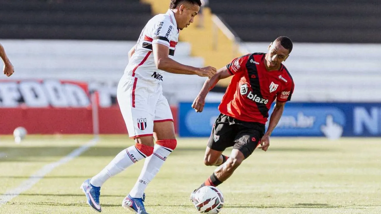 Jogadores de Fortaleza e Botafogo SP disputam bola no Estádio Governador Plácido Aderaldo Castelo