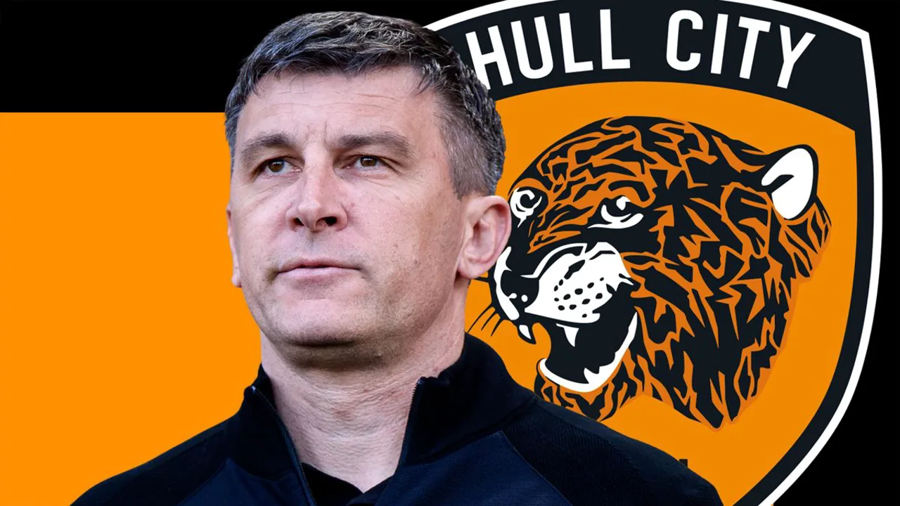 Sergej Jakirović, treinador do Hull City, observa o campo durante partida da Premier League 2025/2026
