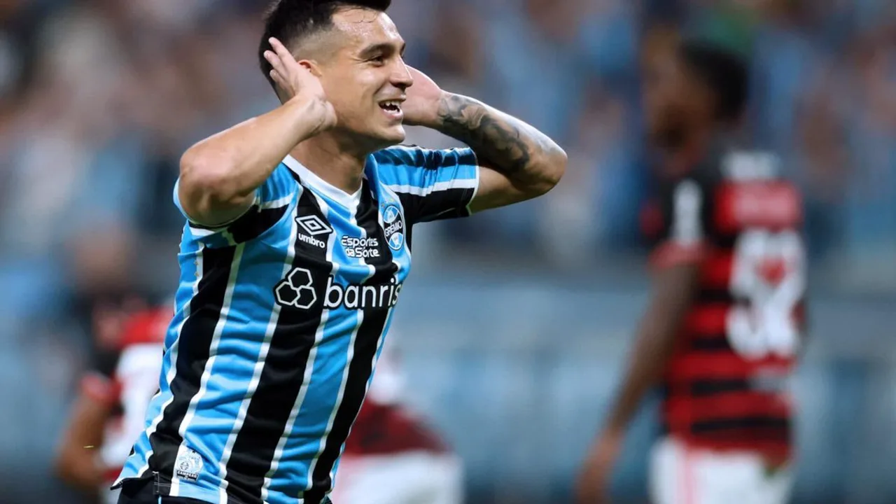 Cristaldo com a camisa do Grêmio e Paul Nebel com a camisa do RB Bragantino lado a lado em campo
