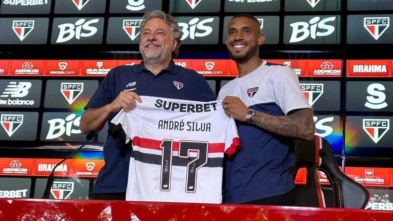 André Silva com a camisa do São Paulo e Jhonata Robert com a camisa do Criciúma, em campo durante o Brasileirão Série A 2026