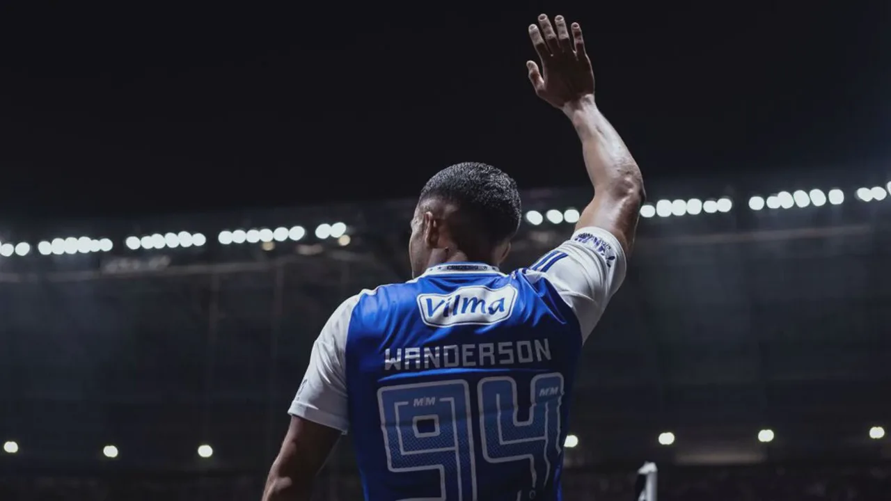 Wanderson (Cruzeiro) e Pedro Henrique (Fortaleza) em lances pelo Brasileirão Série A 2026