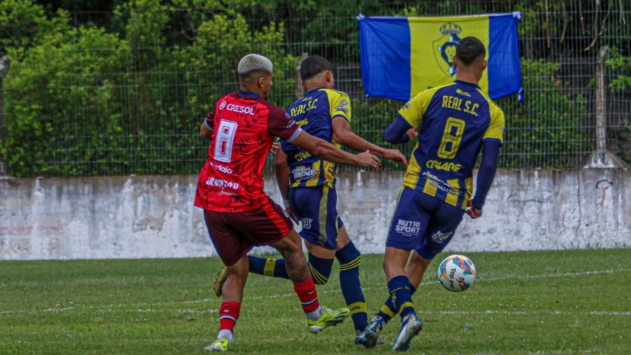 Crianças jogando futebol em rua de terra, com gols improvisados, representando a acessibilidade universal do esporte
